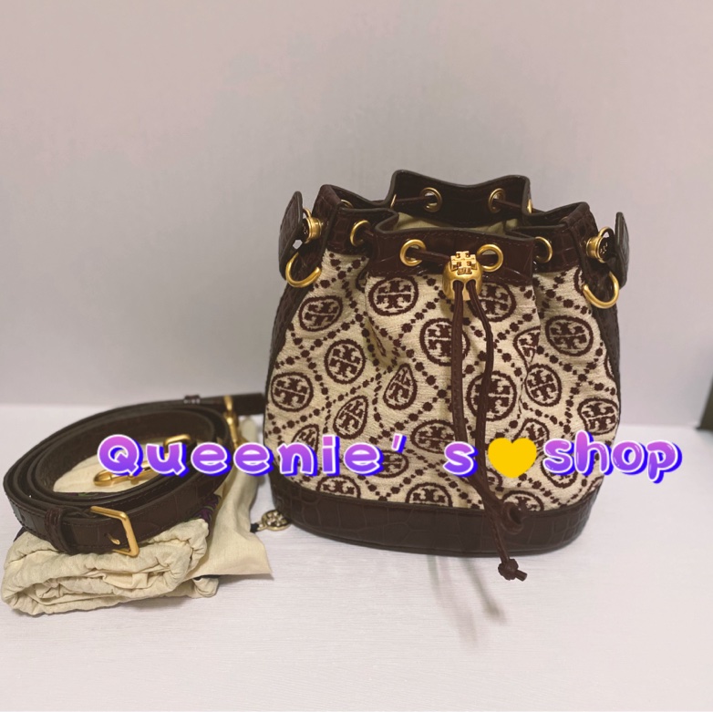 Tory burch 專櫃款滿版T logo Monogram 中號緹花水桶包-5