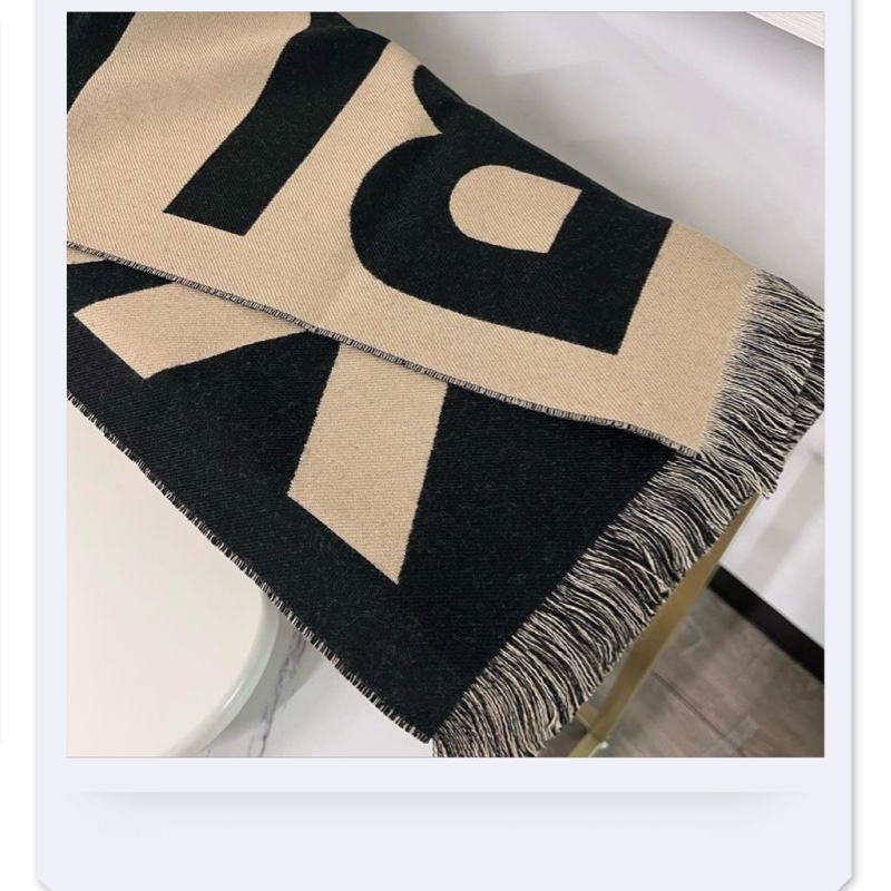 Burberry 典藏米色字母圍巾-1