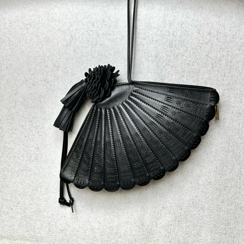 Fan Clutch 小牛皮扇形手拿包 (黑色)-0
