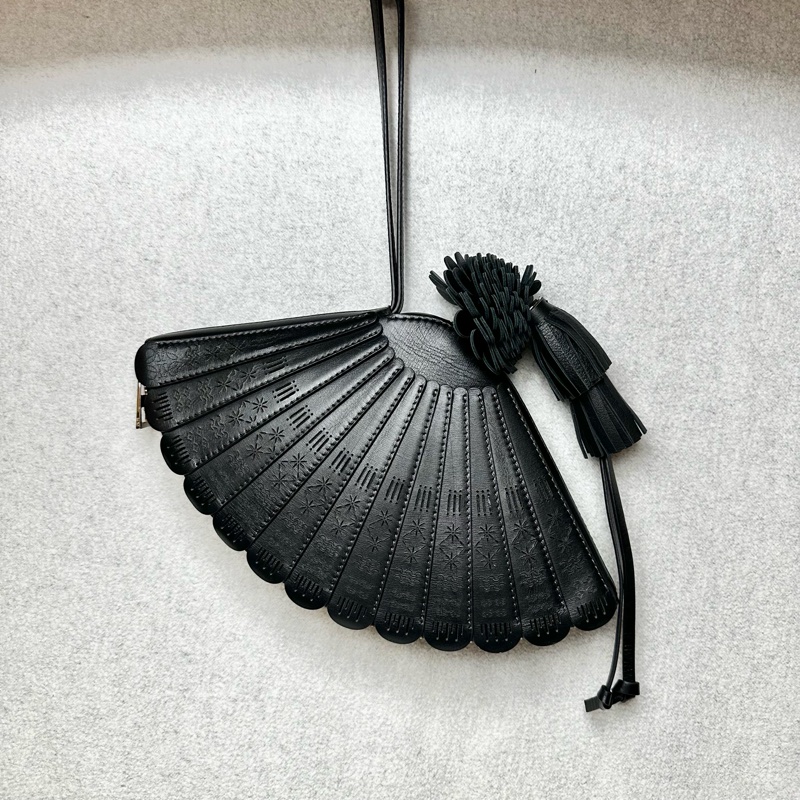 Fan Clutch 小牛皮扇形手拿包 (黑色)-1