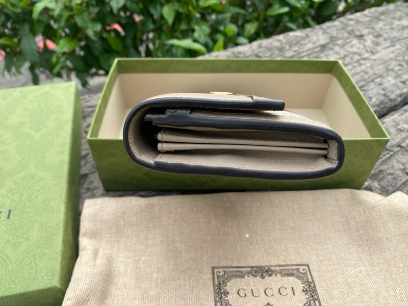 「已售出」近新真品GUCCI 523153奶茶色綠紅綠GG logo扣式翻蓋長夾-3