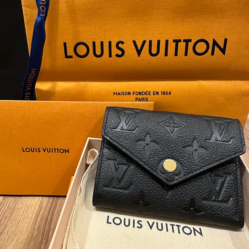 全新 LV Victorine 牛皮壓紋 三折短夾 M64060-0