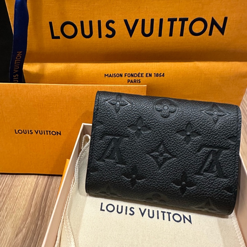 全新 LV Victorine 牛皮壓紋 三折短夾 M64060-1