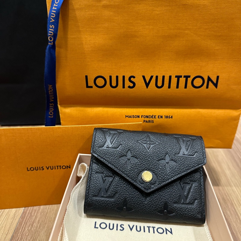 全新 LV Victorine 牛皮壓紋 三折短夾 M64060-5