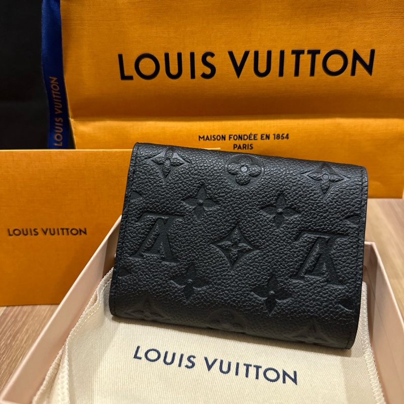 全新 LV Victorine 牛皮壓紋 三折短夾 M64060-7