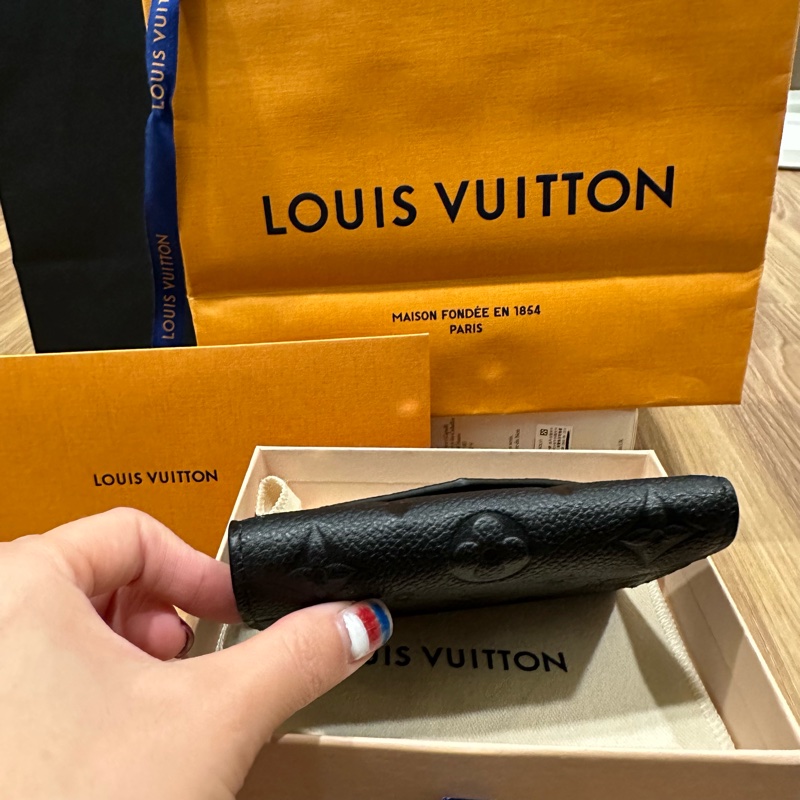 全新 LV Victorine 牛皮壓紋 三折短夾 M64060-8