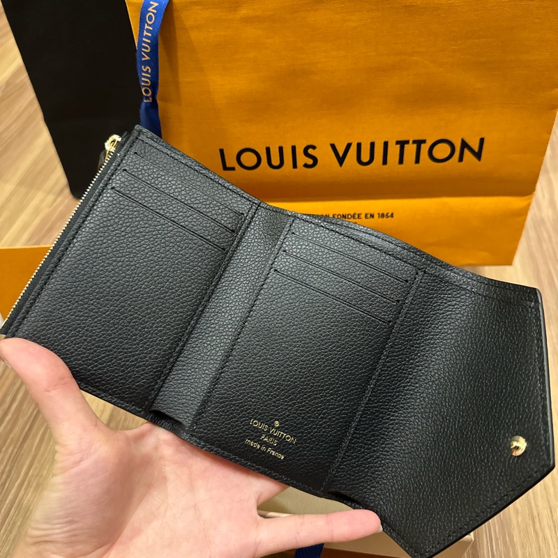 全新 LV Victorine 牛皮壓紋 三折短夾 M64060-9