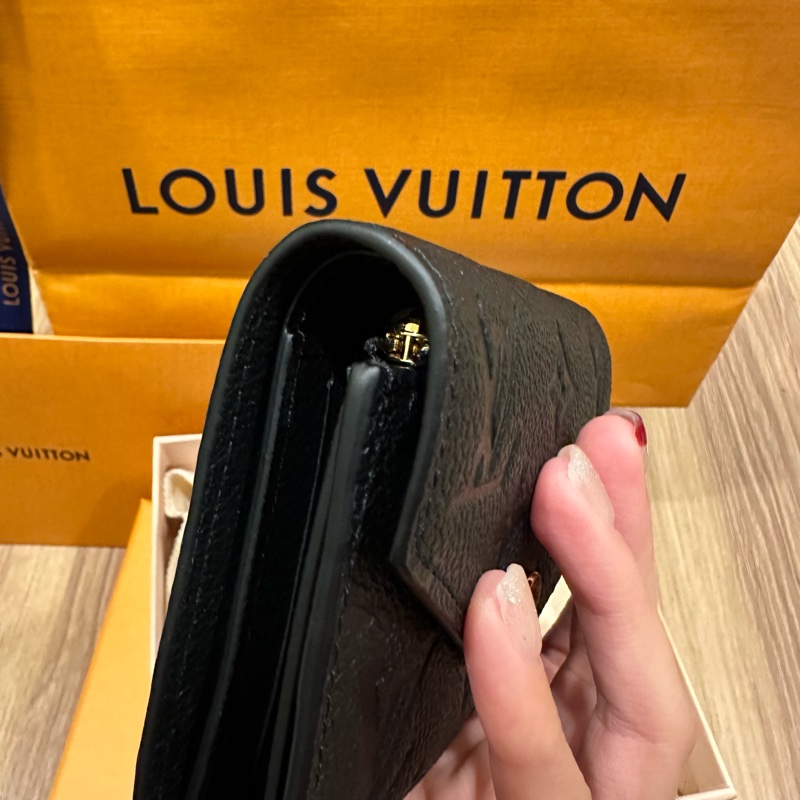 全新 LV Victorine 牛皮壓紋 三折短夾 M64060-12