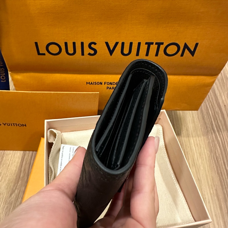 全新 LV Victorine 牛皮壓紋 三折短夾 M64060-13