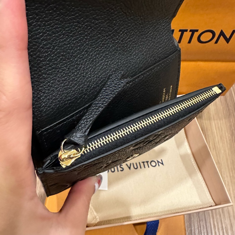 全新 LV Victorine 牛皮壓紋 三折短夾 M64060-16