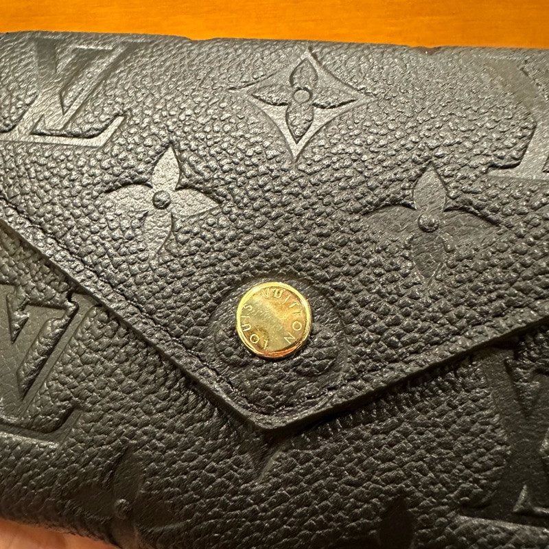 全新 LV Victorine 牛皮壓紋 三折短夾 M64060-17