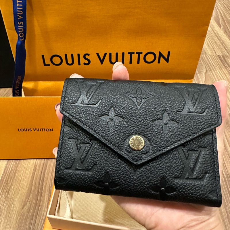 全新 LV Victorine 牛皮壓紋 三折短夾 M64060-18