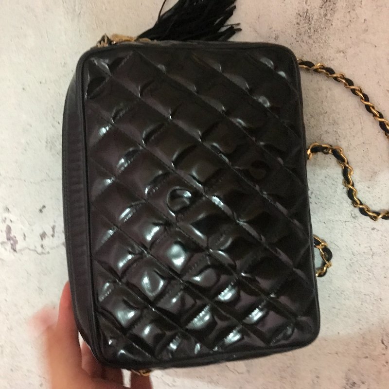 新品上架 現貨 🔥💖 ✨CHANEL甜價 ✨Chanel黑金流蘇漆皮相機鏈包 CHANEL CHAIN BAG CHANEL CROSSBODYBAG CHANEL 包包-34