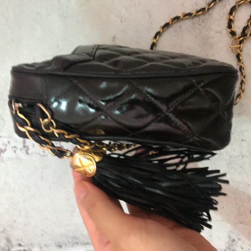 新品上架 現貨 🔥💖 ✨CHANEL甜價 ✨Chanel黑金流蘇漆皮相機鏈包 CHANEL CHAIN BAG CHANEL CROSSBODYBAG CHANEL 包包-36
