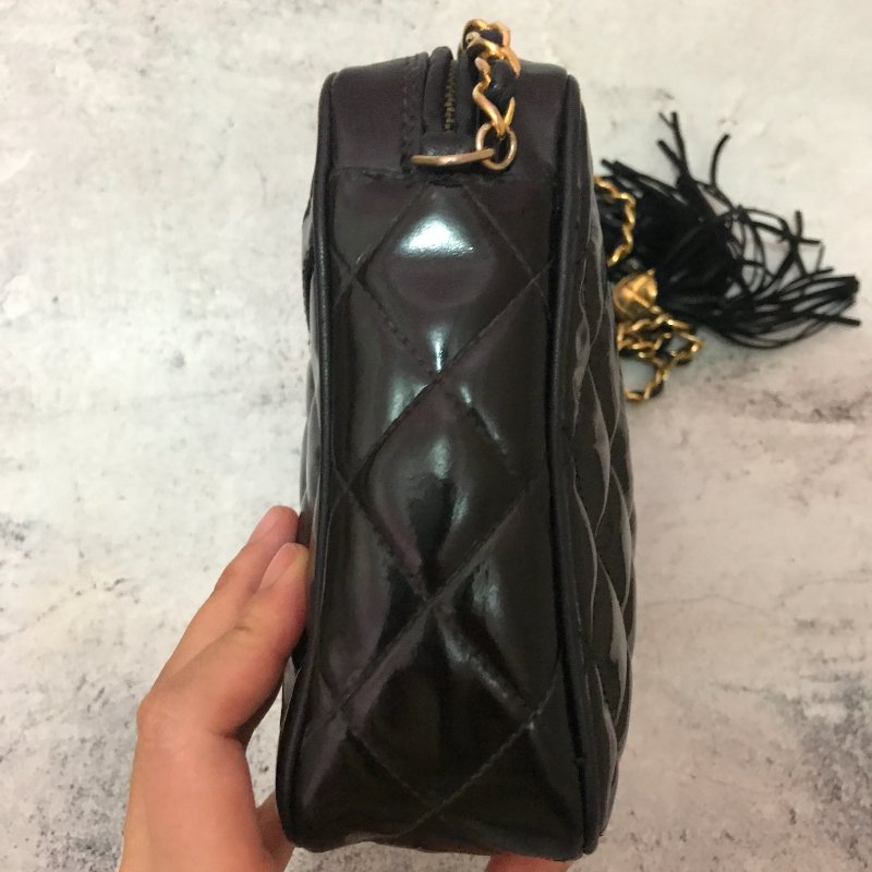 新品上架 現貨 🔥💖 ✨CHANEL甜價 ✨Chanel黑金流蘇漆皮相機鏈包 CHANEL CHAIN BAG CHANEL CROSSBODYBAG CHANEL 包包-38