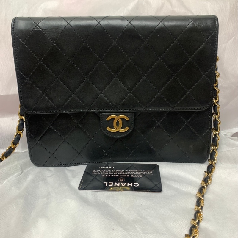 珍藏 Chanel vintage黑色菱格掀蓋扁方胖包  這價格要快搶 43800🤎🤎🤎 正常使用痕跡 包況都有拍出來 高標繞道 年代中古品  內部漂亮 原廠金屬鍊條 Chanel最經典之作， 最愛的入門包款 配件：有保卡 附上一般鍊條x1 可以斜背  尺寸22x17x7cm #手機長夾都可入-0