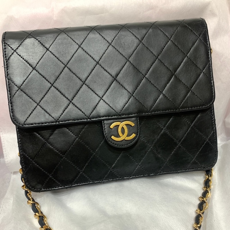 珍藏 Chanel vintage黑色菱格掀蓋扁方胖包  這價格要快搶 43800🤎🤎🤎 正常使用痕跡 包況都有拍出來 高標繞道 年代中古品  內部漂亮 原廠金屬鍊條 Chanel最經典之作， 最愛的入門包款 配件：有保卡 附上一般鍊條x1 可以斜背  尺寸22x17x7cm #手機長夾都可入-1
