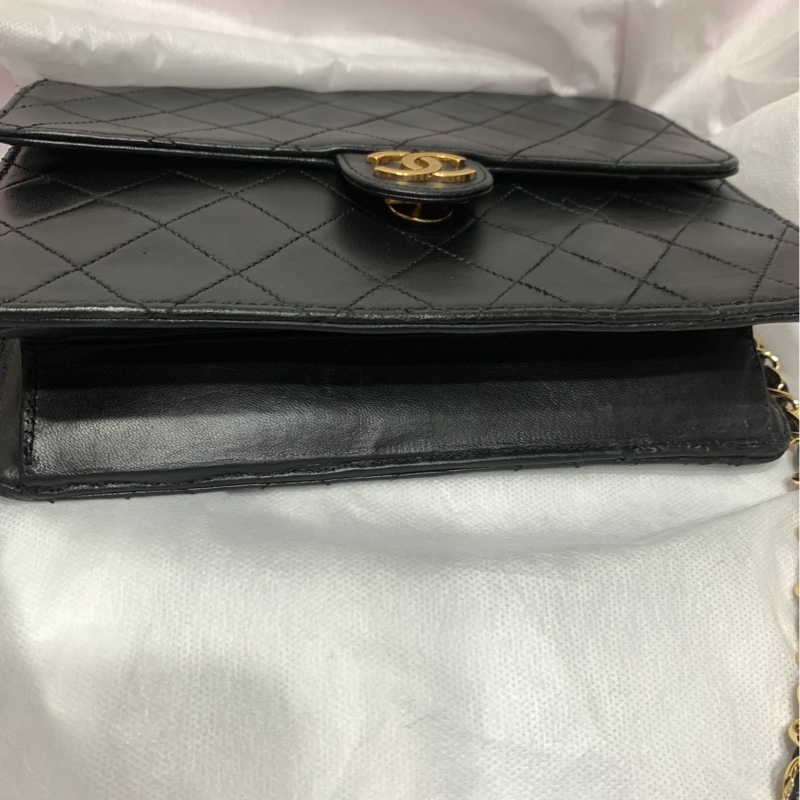 珍藏 Chanel vintage黑色菱格掀蓋扁方胖包  這價格要快搶 43800🤎🤎🤎 正常使用痕跡 包況都有拍出來 高標繞道 年代中古品  內部漂亮 原廠金屬鍊條 Chanel最經典之作， 最愛的入門包款 配件：有保卡 附上一般鍊條x1 可以斜背  尺寸22x17x7cm #手機長夾都可入-2