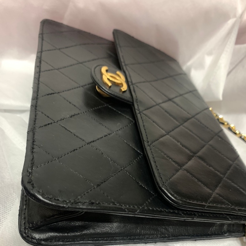 珍藏 Chanel vintage黑色菱格掀蓋扁方胖包  這價格要快搶 43800🤎🤎🤎 正常使用痕跡 包況都有拍出來 高標繞道 年代中古品  內部漂亮 原廠金屬鍊條 Chanel最經典之作， 最愛的入門包款 配件：有保卡 附上一般鍊條x1 可以斜背  尺寸22x17x7cm #手機長夾都可入-3