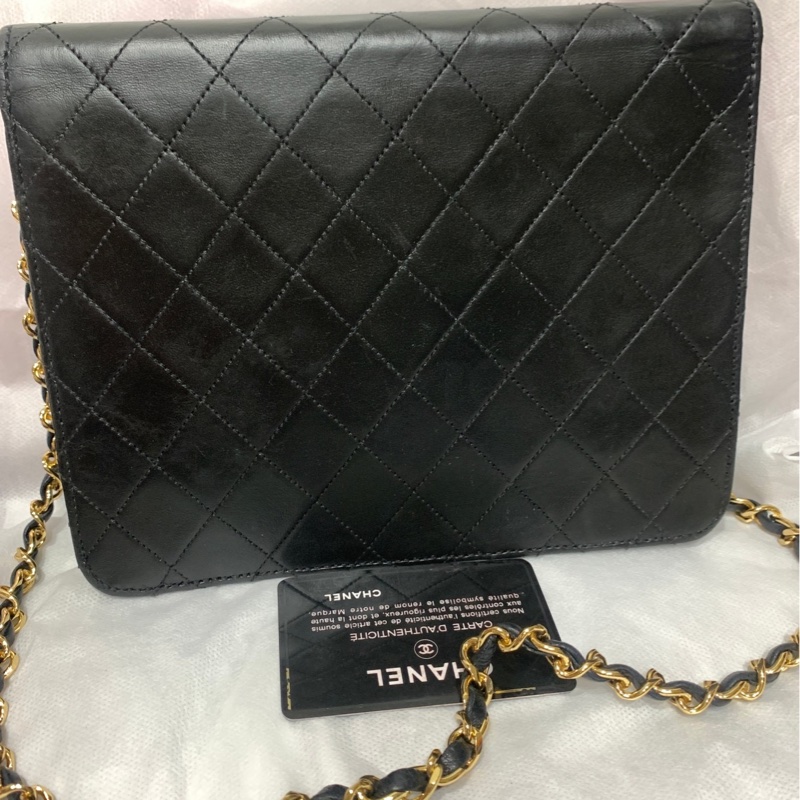 珍藏 Chanel vintage黑色菱格掀蓋扁方胖包  這價格要快搶 43800🤎🤎🤎 正常使用痕跡 包況都有拍出來 高標繞道 年代中古品  內部漂亮 原廠金屬鍊條 Chanel最經典之作， 最愛的入門包款 配件：有保卡 附上一般鍊條x1 可以斜背  尺寸22x17x7cm #手機長夾都可入-4
