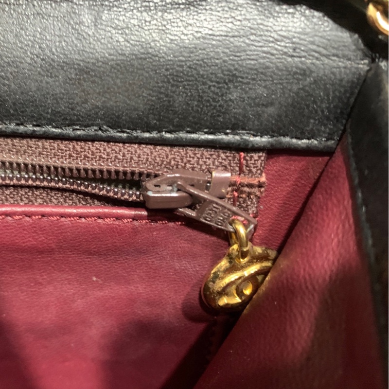 珍藏 Chanel vintage黑色菱格掀蓋扁方胖包  這價格要快搶 43800🤎🤎🤎 正常使用痕跡 包況都有拍出來 高標繞道 年代中古品  內部漂亮 原廠金屬鍊條 Chanel最經典之作， 最愛的入門包款 配件：有保卡 附上一般鍊條x1 可以斜背  尺寸22x17x7cm #手機長夾都可入-5