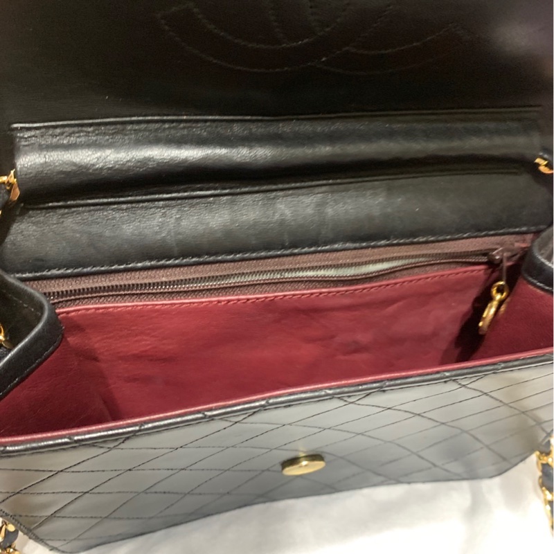 珍藏 Chanel vintage黑色菱格掀蓋扁方胖包  這價格要快搶 43800🤎🤎🤎 正常使用痕跡 包況都有拍出來 高標繞道 年代中古品  內部漂亮 原廠金屬鍊條 Chanel最經典之作， 最愛的入門包款 配件：有保卡 附上一般鍊條x1 可以斜背  尺寸22x17x7cm #手機長夾都可入-6