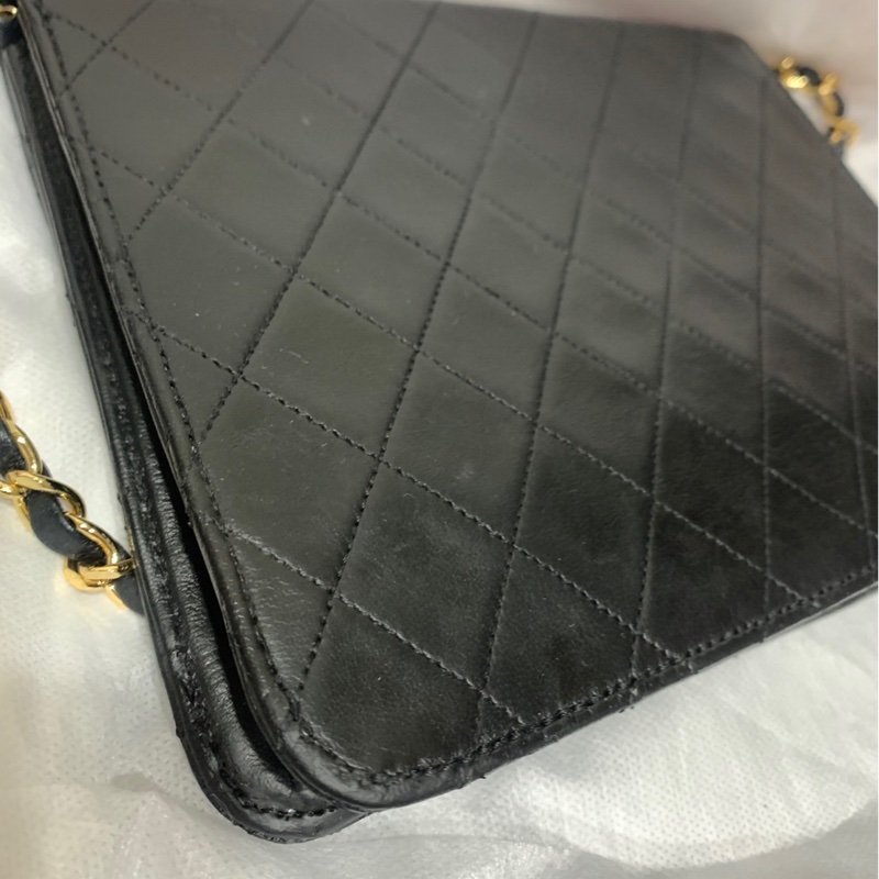 珍藏 Chanel vintage黑色菱格掀蓋扁方胖包  這價格要快搶 43800🤎🤎🤎 正常使用痕跡 包況都有拍出來 高標繞道 年代中古品  內部漂亮 原廠金屬鍊條 Chanel最經典之作， 最愛的入門包款 配件：有保卡 附上一般鍊條x1 可以斜背  尺寸22x17x7cm #手機長夾都可入-7