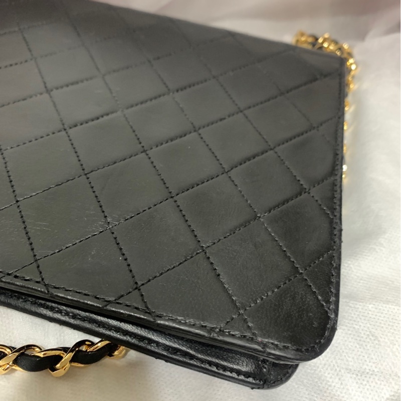 珍藏 Chanel vintage黑色菱格掀蓋扁方胖包  這價格要快搶 43800🤎🤎🤎 正常使用痕跡 包況都有拍出來 高標繞道 年代中古品  內部漂亮 原廠金屬鍊條 Chanel最經典之作， 最愛的入門包款 配件：有保卡 附上一般鍊條x1 可以斜背  尺寸22x17x7cm #手機長夾都可入-8