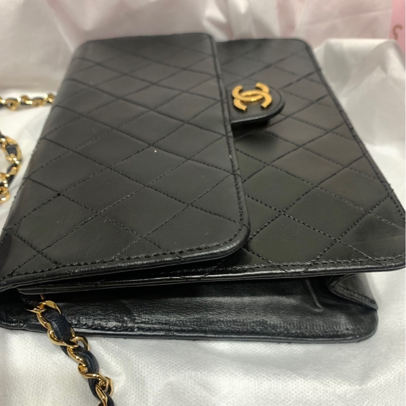 珍藏 Chanel vintage黑色菱格掀蓋扁方胖包  這價格要快搶 43800🤎🤎🤎 正常使用痕跡 包況都有拍出來 高標繞道 年代中古品  內部漂亮 原廠金屬鍊條 Chanel最經典之作， 最愛的入門包款 配件：有保卡 附上一般鍊條x1 可以斜背  尺寸22x17x7cm #手機長夾都可入-9