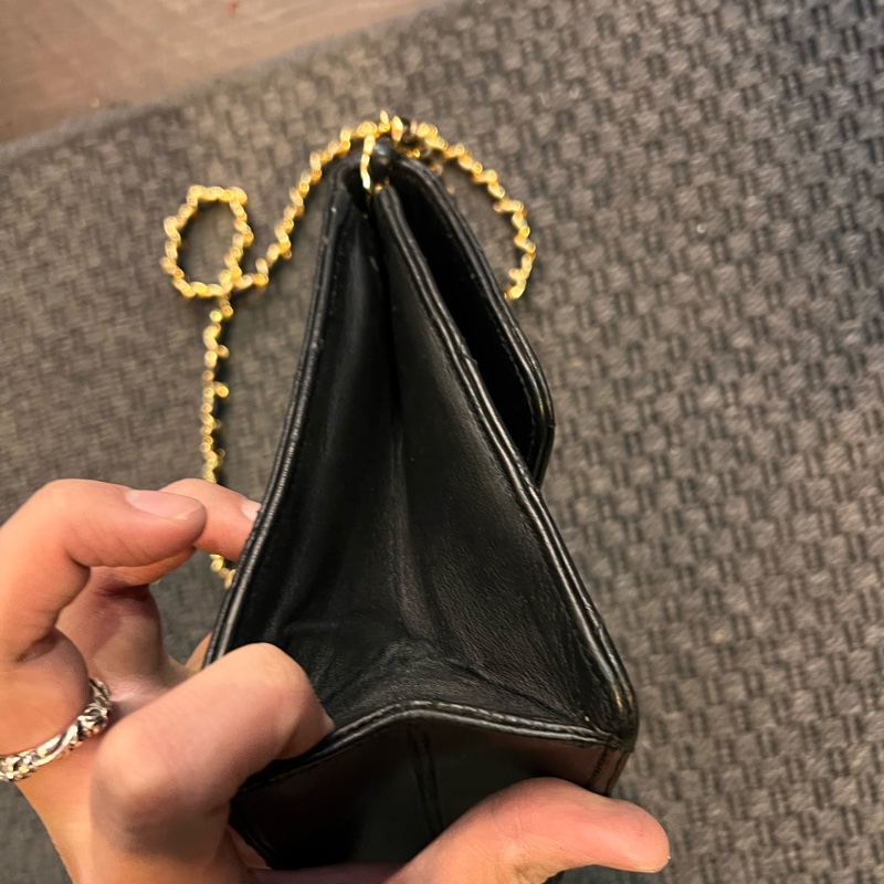 珍藏 Chanel vintage黑色菱格掀蓋扁方胖包  這價格要快搶 43800🤎🤎🤎 正常使用痕跡 包況都有拍出來 高標繞道 年代中古品  內部漂亮 原廠金屬鍊條 Chanel最經典之作， 最愛的入門包款 配件：有保卡 附上一般鍊條x1 可以斜背  尺寸22x17x7cm #手機長夾都可入-10
