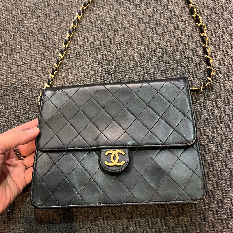 珍藏 Chanel vintage黑色菱格掀蓋扁方胖包  這價格要快搶 43800🤎🤎🤎 正常使用痕跡 包況都有拍出來 高標繞道 年代中古品  內部漂亮 原廠金屬鍊條 Chanel最經典之作， 最愛的入門包款 配件：有保卡 附上一般鍊條x1 可以斜背  尺寸22x17x7cm #手機長夾都可入-11