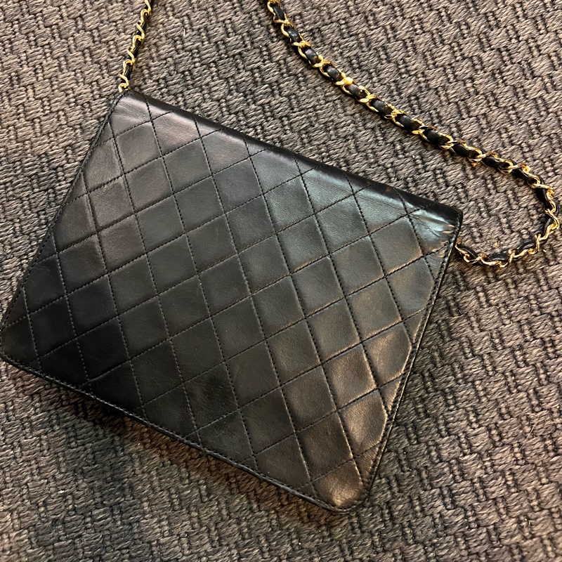 珍藏 Chanel vintage黑色菱格掀蓋扁方胖包  這價格要快搶 43800🤎🤎🤎 正常使用痕跡 包況都有拍出來 高標繞道 年代中古品  內部漂亮 原廠金屬鍊條 Chanel最經典之作， 最愛的入門包款 配件：有保卡 附上一般鍊條x1 可以斜背  尺寸22x17x7cm #手機長夾都可入-12