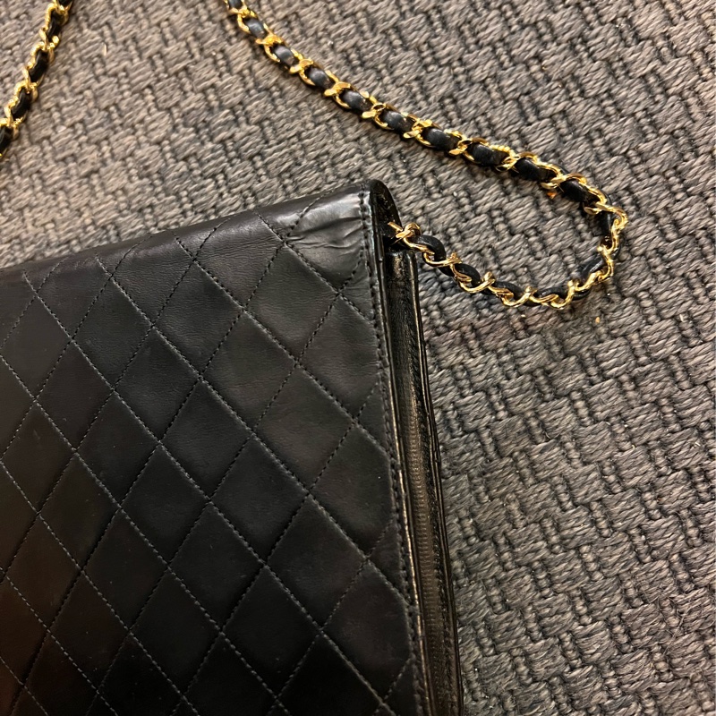 珍藏 Chanel vintage黑色菱格掀蓋扁方胖包  這價格要快搶 43800🤎🤎🤎 正常使用痕跡 包況都有拍出來 高標繞道 年代中古品  內部漂亮 原廠金屬鍊條 Chanel最經典之作， 最愛的入門包款 配件：有保卡 附上一般鍊條x1 可以斜背  尺寸22x17x7cm #手機長夾都可入-13