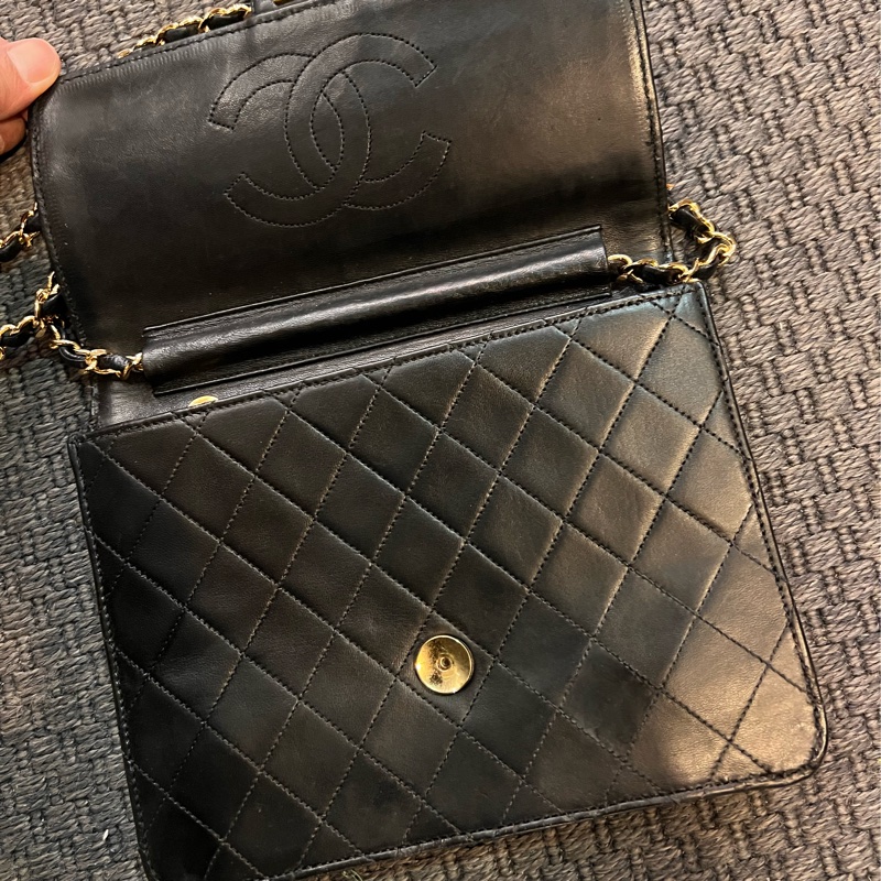 珍藏 Chanel vintage黑色菱格掀蓋扁方胖包  這價格要快搶 43800🤎🤎🤎 正常使用痕跡 包況都有拍出來 高標繞道 年代中古品  內部漂亮 原廠金屬鍊條 Chanel最經典之作， 最愛的入門包款 配件：有保卡 附上一般鍊條x1 可以斜背  尺寸22x17x7cm #手機長夾都可入-14