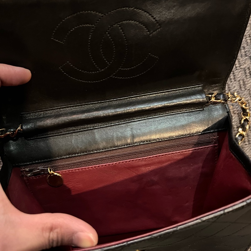 珍藏 Chanel vintage黑色菱格掀蓋扁方胖包  這價格要快搶 43800🤎🤎🤎 正常使用痕跡 包況都有拍出來 高標繞道 年代中古品  內部漂亮 原廠金屬鍊條 Chanel最經典之作， 最愛的入門包款 配件：有保卡 附上一般鍊條x1 可以斜背  尺寸22x17x7cm #手機長夾都可入-15