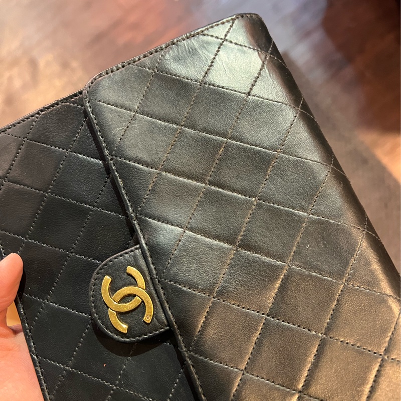 珍藏 Chanel vintage黑色菱格掀蓋扁方胖包  這價格要快搶 43800🤎🤎🤎 正常使用痕跡 包況都有拍出來 高標繞道 年代中古品  內部漂亮 原廠金屬鍊條 Chanel最經典之作， 最愛的入門包款 配件：有保卡 附上一般鍊條x1 可以斜背  尺寸22x17x7cm #手機長夾都可入-16