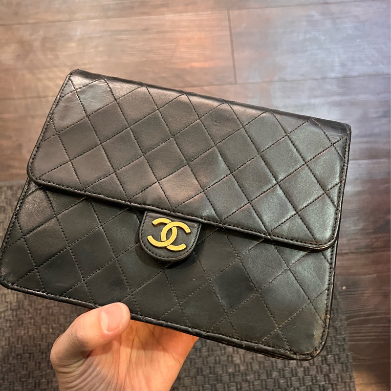 珍藏 Chanel vintage黑色菱格掀蓋扁方胖包  這價格要快搶 43800🤎🤎🤎 正常使用痕跡 包況都有拍出來 高標繞道 年代中古品  內部漂亮 原廠金屬鍊條 Chanel最經典之作， 最愛的入門包款 配件：有保卡 附上一般鍊條x1 可以斜背  尺寸22x17x7cm #手機長夾都可入-17