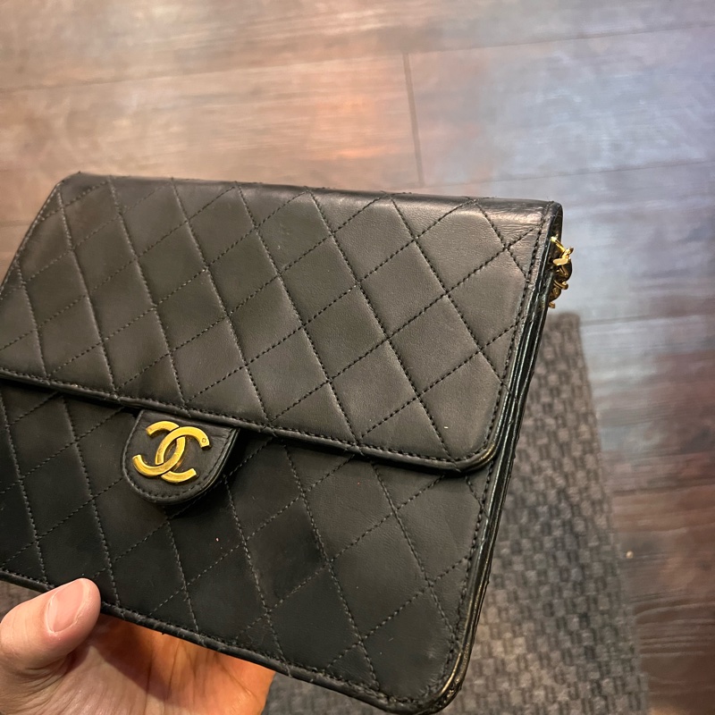 珍藏 Chanel vintage黑色菱格掀蓋扁方胖包  這價格要快搶 43800🤎🤎🤎 正常使用痕跡 包況都有拍出來 高標繞道 年代中古品  內部漂亮 原廠金屬鍊條 Chanel最經典之作， 最愛的入門包款 配件：有保卡 附上一般鍊條x1 可以斜背  尺寸22x17x7cm #手機長夾都可入-18