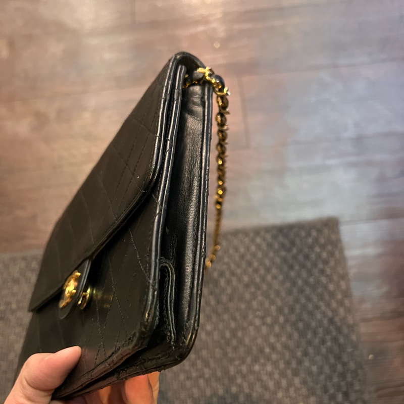 珍藏 Chanel vintage黑色菱格掀蓋扁方胖包  這價格要快搶 43800🤎🤎🤎 正常使用痕跡 包況都有拍出來 高標繞道 年代中古品  內部漂亮 原廠金屬鍊條 Chanel最經典之作， 最愛的入門包款 配件：有保卡 附上一般鍊條x1 可以斜背  尺寸22x17x7cm #手機長夾都可入-19