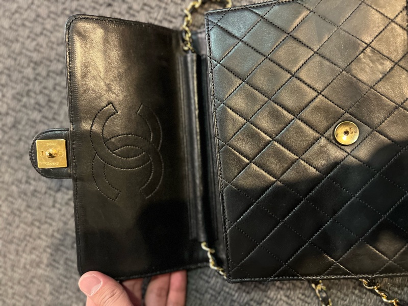珍藏 Chanel vintage黑色菱格掀蓋扁方胖包  這價格要快搶 43800🤎🤎🤎 正常使用痕跡 包況都有拍出來 高標繞道 年代中古品  內部漂亮 原廠金屬鍊條 Chanel最經典之作， 最愛的入門包款 配件：有保卡 附上一般鍊條x1 可以斜背  尺寸22x17x7cm #手機長夾都可入-20