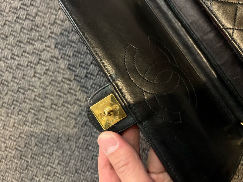 珍藏 Chanel vintage黑色菱格掀蓋扁方胖包  這價格要快搶 43800🤎🤎🤎 正常使用痕跡 包況都有拍出來 高標繞道 年代中古品  內部漂亮 原廠金屬鍊條 Chanel最經典之作， 最愛的入門包款 配件：有保卡 附上一般鍊條x1 可以斜背  尺寸22x17x7cm #手機長夾都可入-21