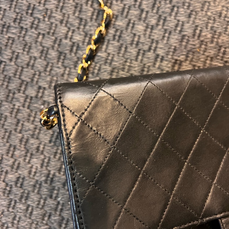 珍藏 Chanel vintage黑色菱格掀蓋扁方胖包  這價格要快搶 43800🤎🤎🤎 正常使用痕跡 包況都有拍出來 高標繞道 年代中古品  內部漂亮 原廠金屬鍊條 Chanel最經典之作， 最愛的入門包款 配件：有保卡 附上一般鍊條x1 可以斜背  尺寸22x17x7cm #手機長夾都可入-22