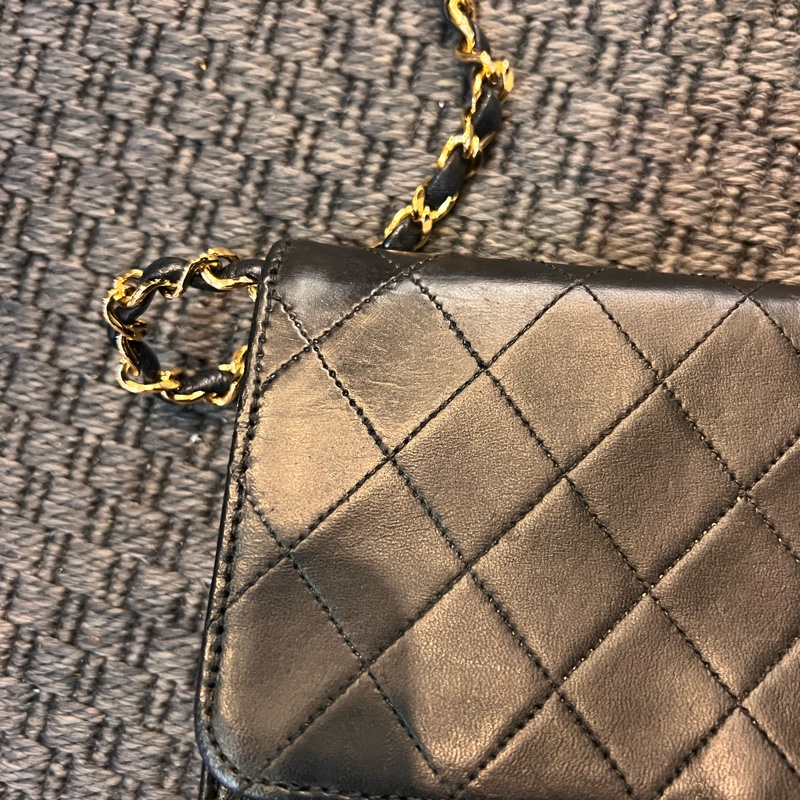 珍藏 Chanel vintage黑色菱格掀蓋扁方胖包  這價格要快搶 43800🤎🤎🤎 正常使用痕跡 包況都有拍出來 高標繞道 年代中古品  內部漂亮 原廠金屬鍊條 Chanel最經典之作， 最愛的入門包款 配件：有保卡 附上一般鍊條x1 可以斜背  尺寸22x17x7cm #手機長夾都可入-23