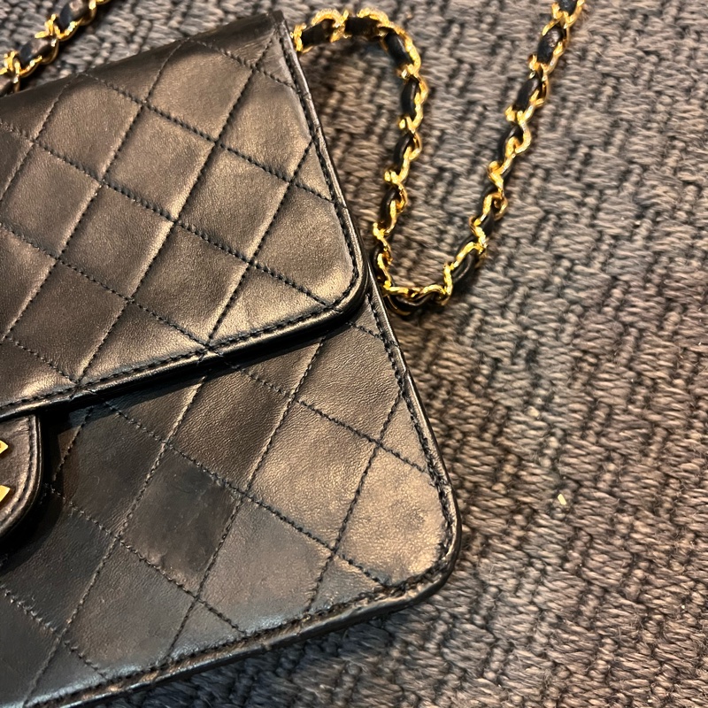 珍藏 Chanel vintage黑色菱格掀蓋扁方胖包  這價格要快搶 43800🤎🤎🤎 正常使用痕跡 包況都有拍出來 高標繞道 年代中古品  內部漂亮 原廠金屬鍊條 Chanel最經典之作， 最愛的入門包款 配件：有保卡 附上一般鍊條x1 可以斜背  尺寸22x17x7cm #手機長夾都可入-25
