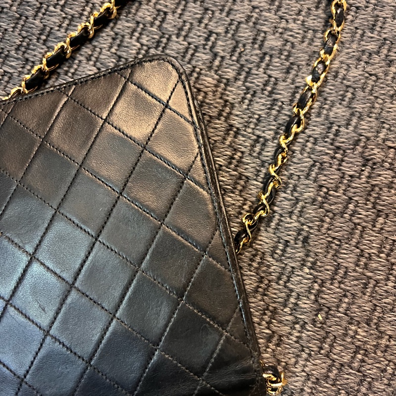 珍藏 Chanel vintage黑色菱格掀蓋扁方胖包  這價格要快搶 43800🤎🤎🤎 正常使用痕跡 包況都有拍出來 高標繞道 年代中古品  內部漂亮 原廠金屬鍊條 Chanel最經典之作， 最愛的入門包款 配件：有保卡 附上一般鍊條x1 可以斜背  尺寸22x17x7cm #手機長夾都可入-26