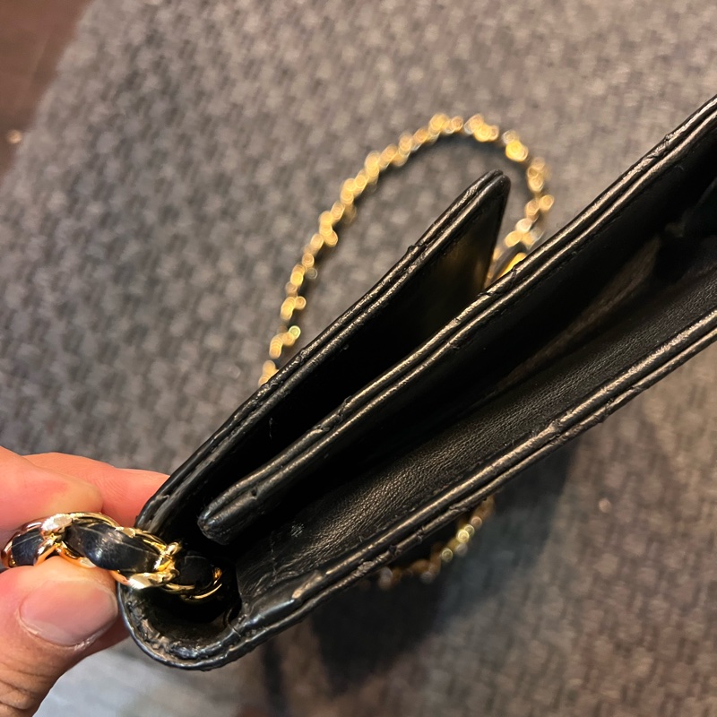 珍藏 Chanel vintage黑色菱格掀蓋扁方胖包  這價格要快搶 43800🤎🤎🤎 正常使用痕跡 包況都有拍出來 高標繞道 年代中古品  內部漂亮 原廠金屬鍊條 Chanel最經典之作， 最愛的入門包款 配件：有保卡 附上一般鍊條x1 可以斜背  尺寸22x17x7cm #手機長夾都可入-28