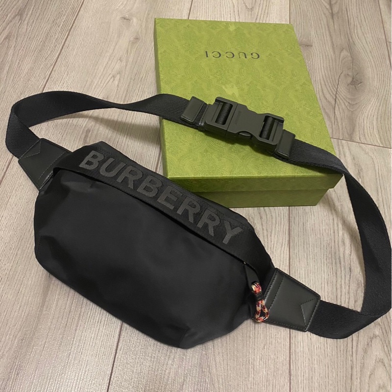 BURBERRY 黑底文字款胸包 全新-1