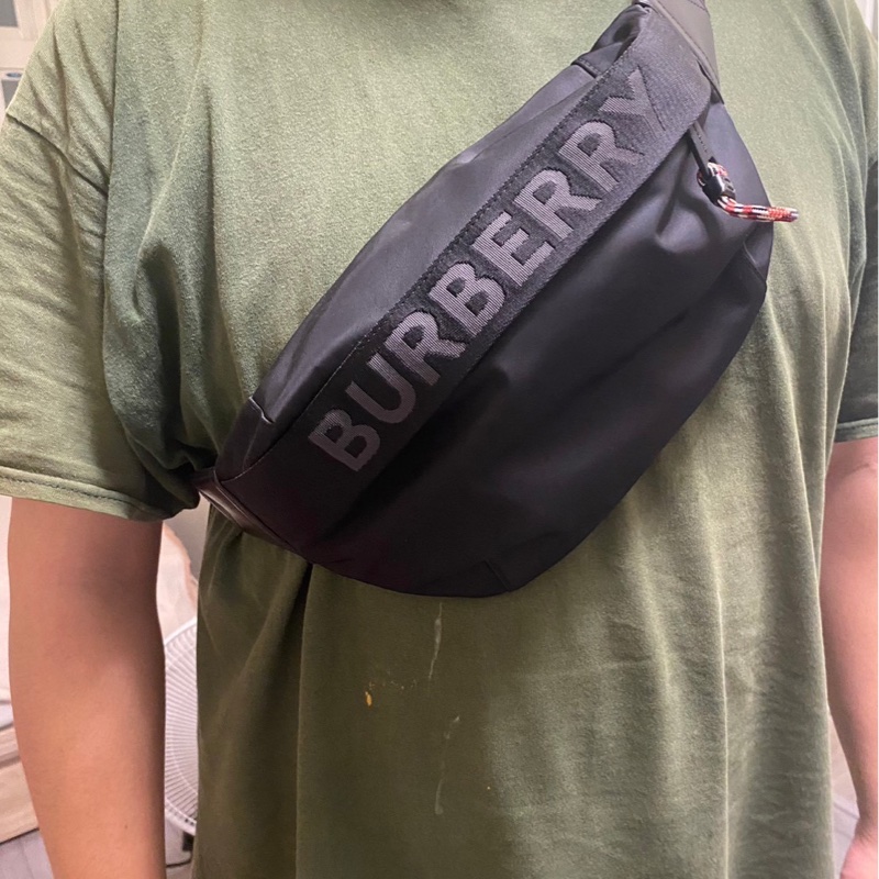 BURBERRY 黑底文字款胸包 全新-4