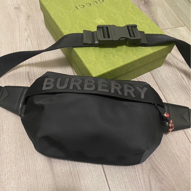 BURBERRY 黑底文字款胸包 全新-8