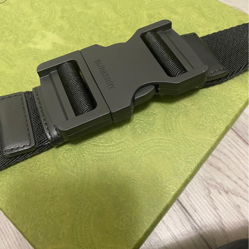 BURBERRY 黑底文字款胸包 全新-10